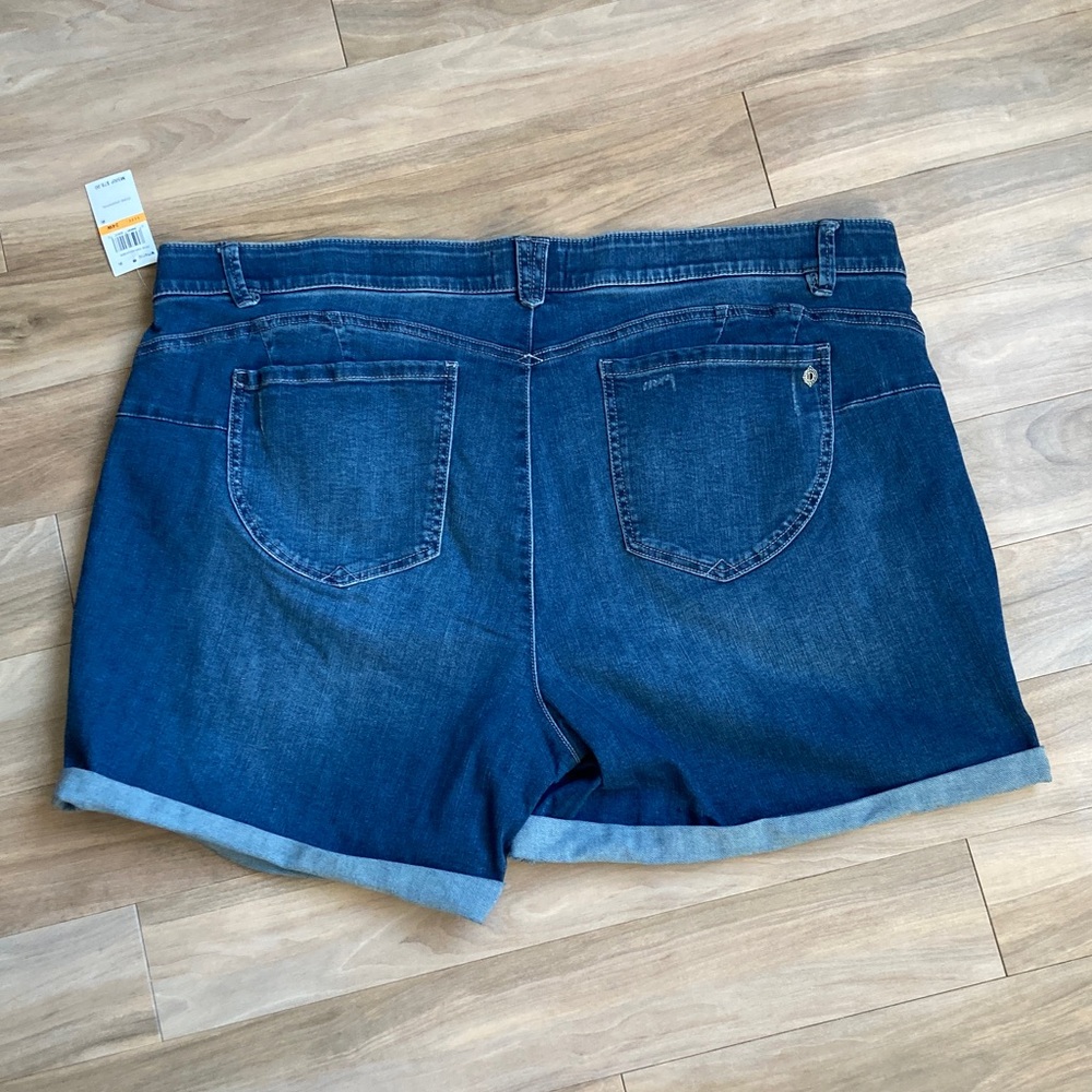 Democracy cuffed jean short w slimming panels & stretch distressed details 24W - Picture 16 of 17